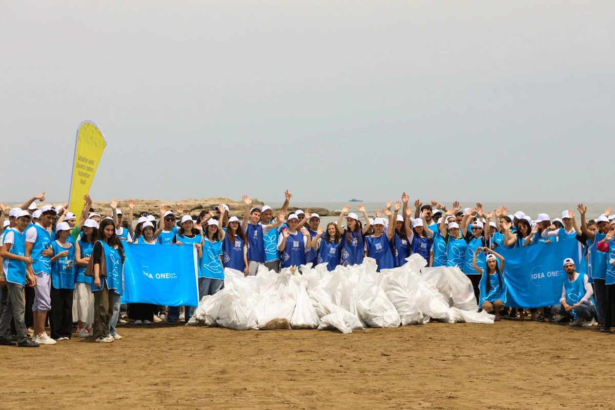 IDEA Volunteers beach cleanup